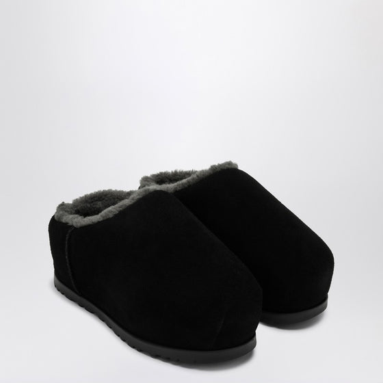 UGG Pumped black slipper